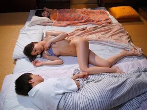 Cho người vợ đi làm thư ký để trả nợ
