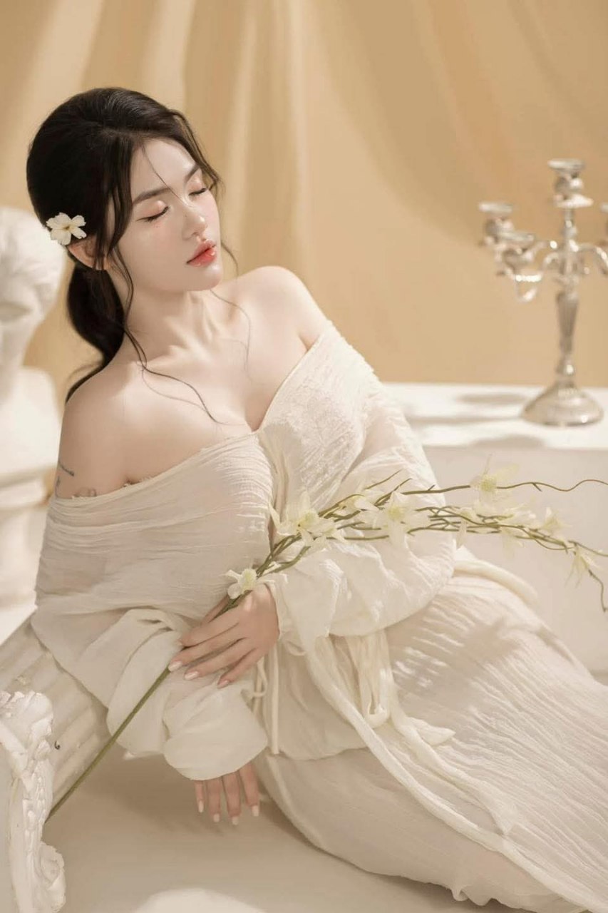 ở nhà làm bài tập cũng không yên với nhỏ bạn thân chuyên “chăn chuối”